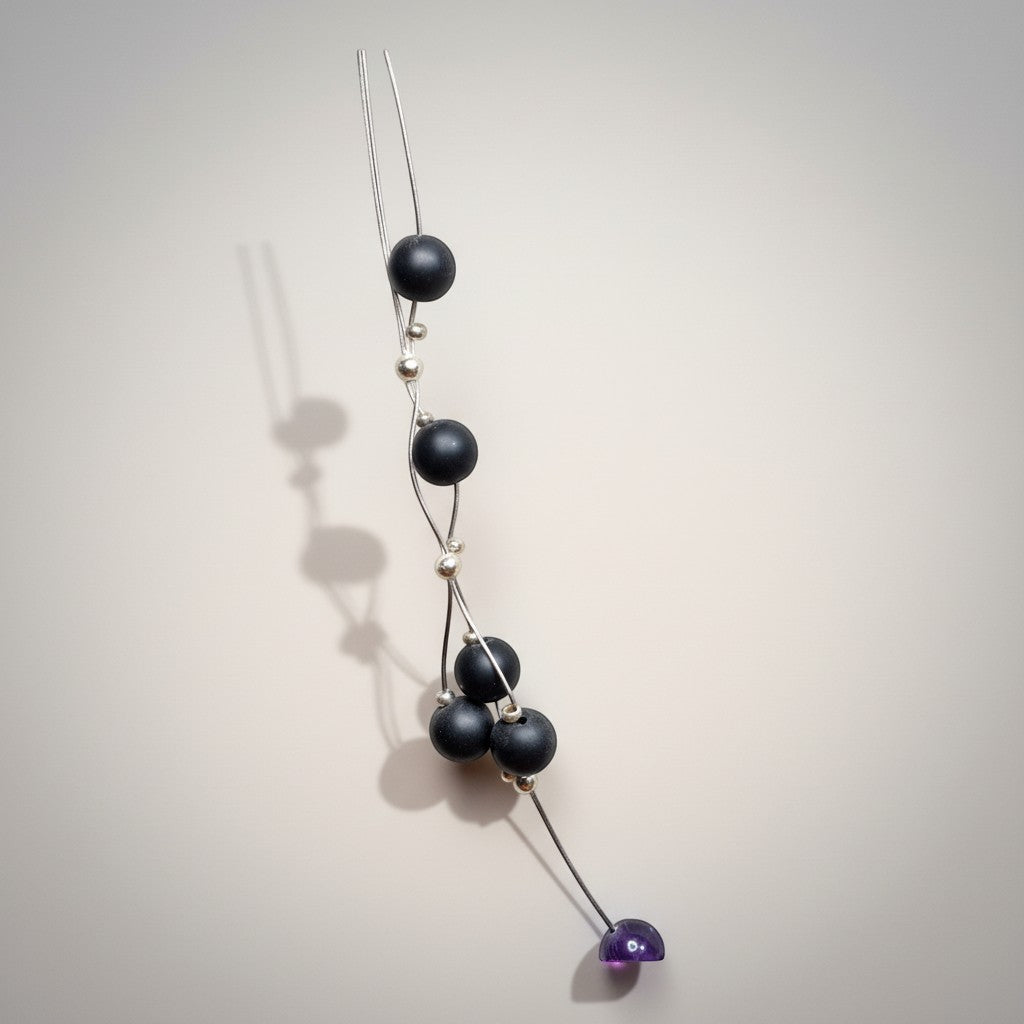 Sinnikäs Chakra-Halskette aus Obsidian mit 7 Chakra-Perlen und Amethyst-Anhänger, silberfarbener Draht.
