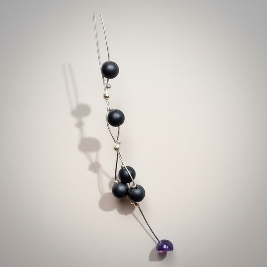 Sinnikäs Chakra-Halskette aus Obsidian mit 7 Chakra-Perlen und Amethyst-Anhänger, silberfarbener Draht.