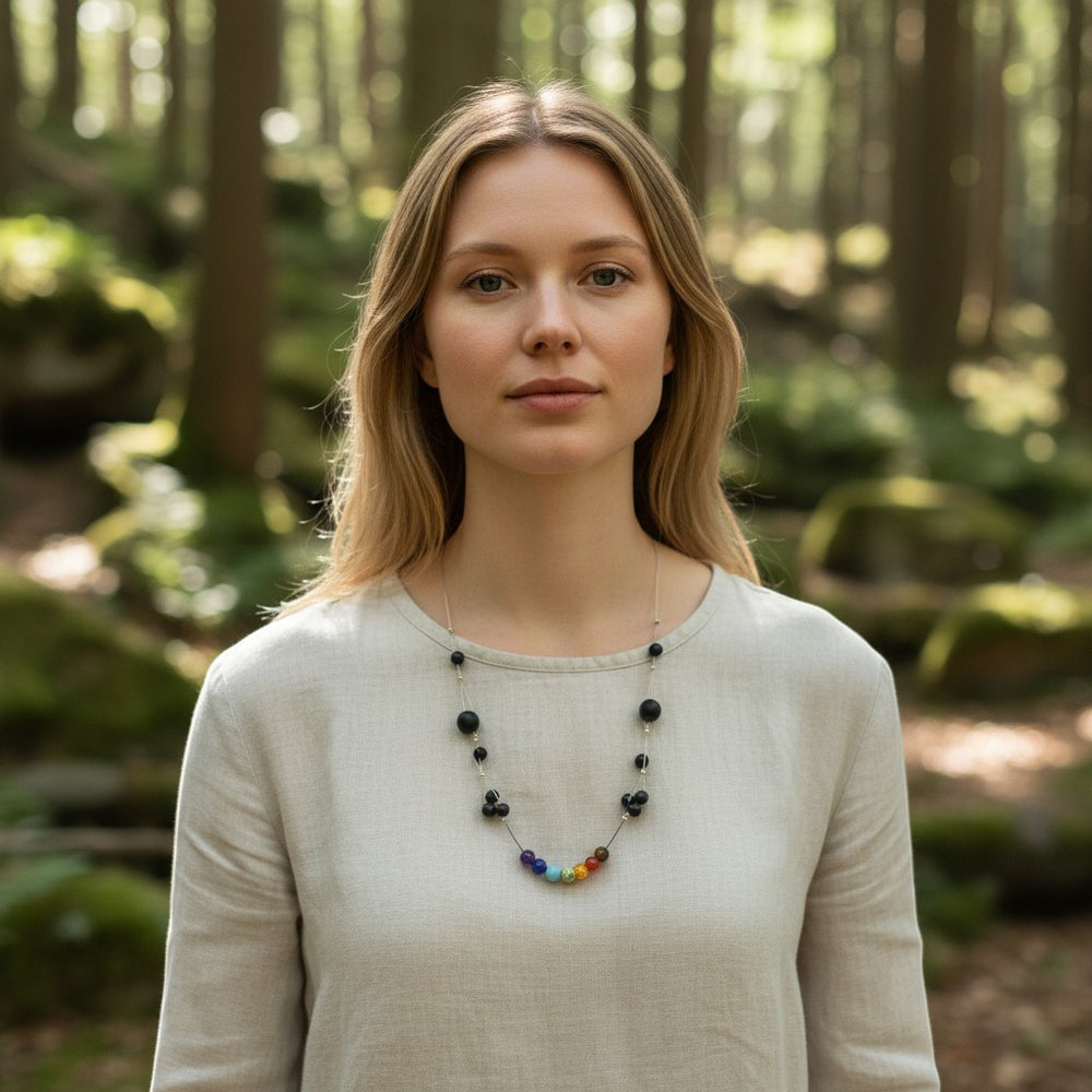 Sinnikäs Chakra-Halskette aus Obsidian mit 7 bunten Chakra-Perlen, die Harmonie und Energie fördern.