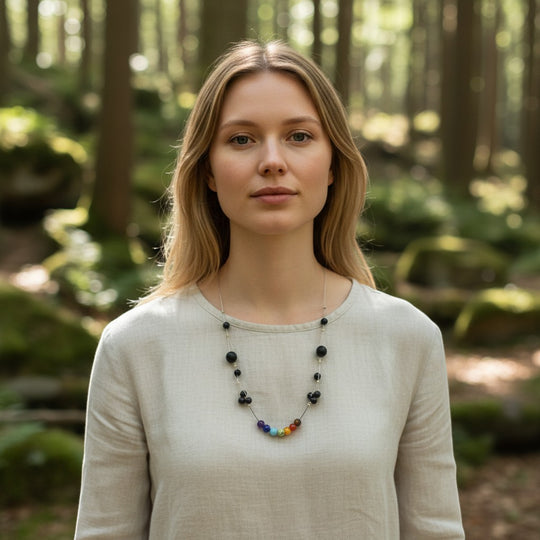 Sinnikäs Chakra-Halskette aus Obsidian mit 7 bunten Chakra-Perlen, die Harmonie und Energie fördern.