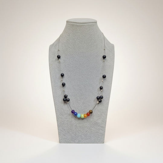 Sinnikäs Chakra-Halskette aus Obsidian mit 7 bunten Chakra-Perlen, die Harmonie und Energie fördern.