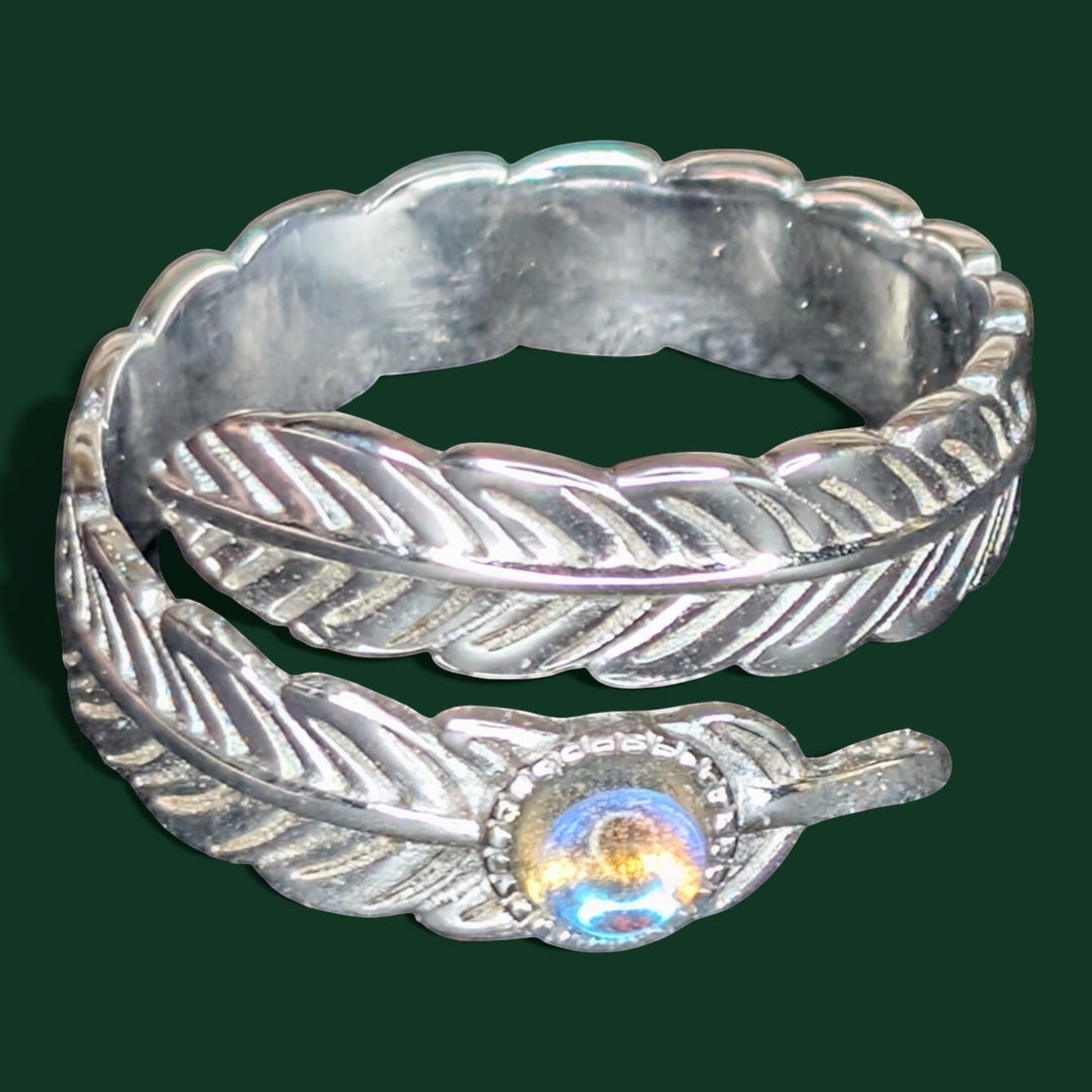 Schicker Wickelring aus Sterlingsilber mit Federmotiv und schillerndem Stein, größenverstellbar (53–55).