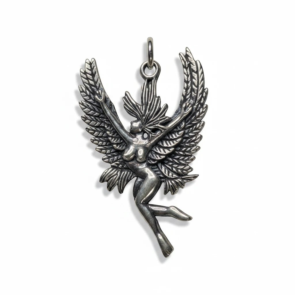 Sinnikäs Fee Anhänger aus 925er Silber mit detaillierten großen Flügeln, elegantes Schmuckstück für Damen.