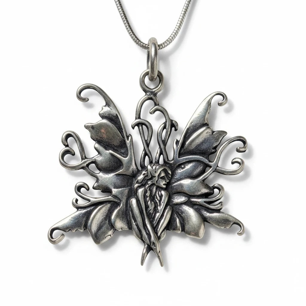 Sinnikäs Fee Anhänger aus 925er Silber mit detailliertem, sitzendem Feen-Motiv an einer silbernen Kette.