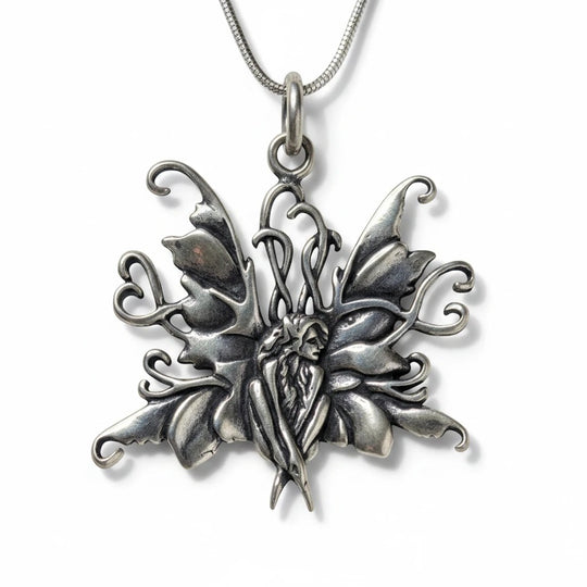 Sinnikäs Fee Anhänger aus 925er Silber mit detailliertem, sitzendem Feen-Motiv an einer silbernen Kette.