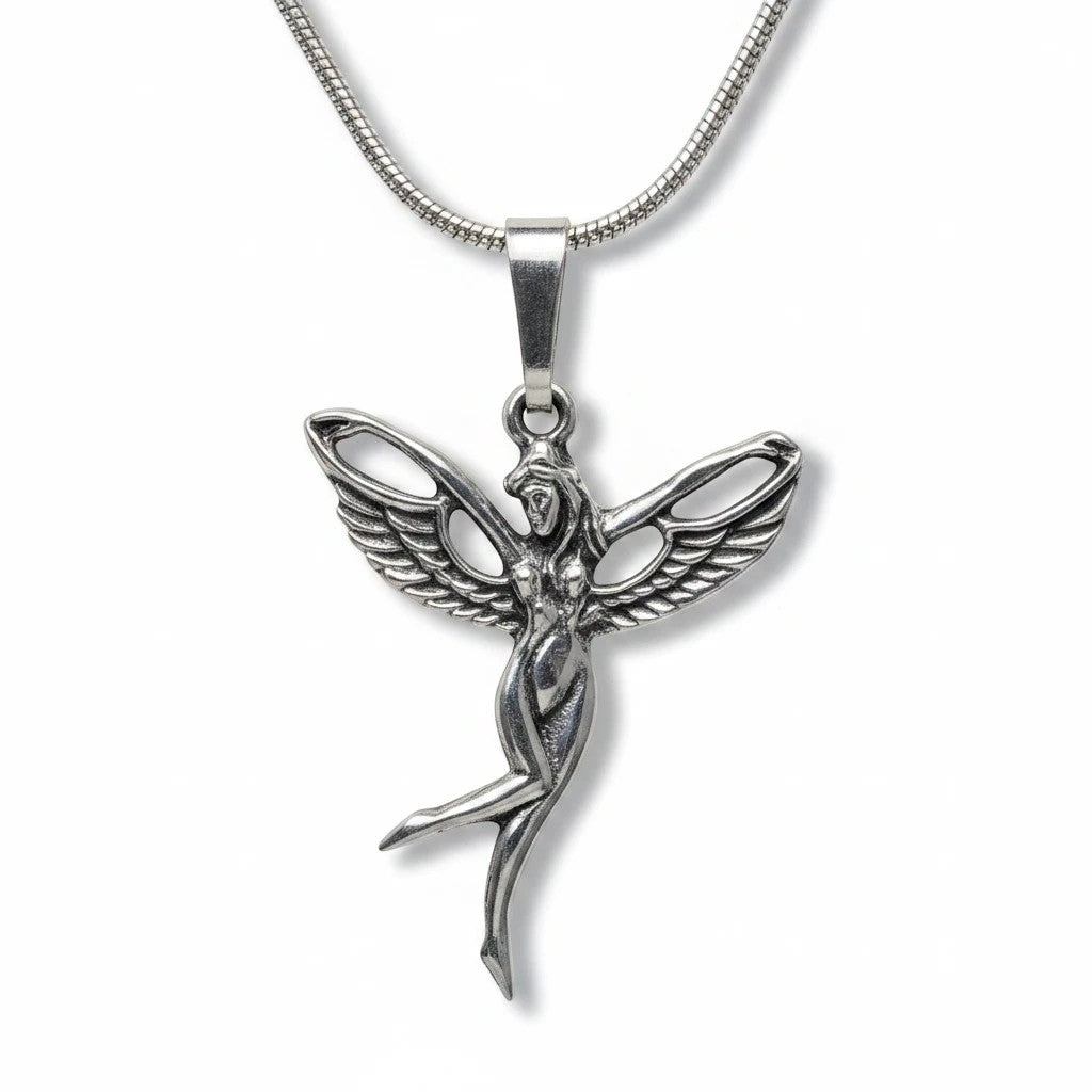 Sinnikäs Fee Anhänger aus 925er Silber, detailliertes Feen-Design in linker Ausrichtung an einer Silberkette.
