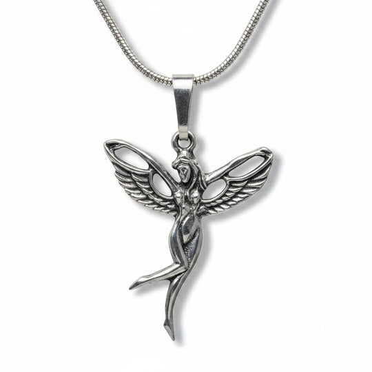 Sinnikäs Fee Anhänger aus 925er Silber, detailliertes Feen-Design in linker Ausrichtung an einer Silberkette.
