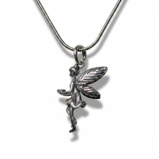 Sinnikäs Fee Anhänger aus 925er Silber mit Schale an einer feinen Schlangenkette, minimalistisches Design.
