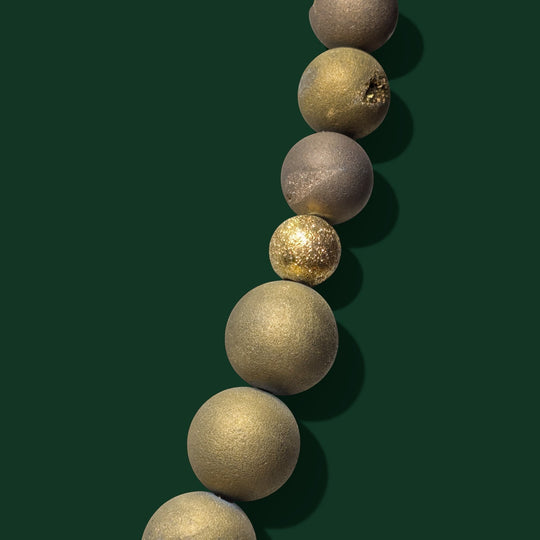 Sinnikäs goldfarbene Geoden Achat Halskette mit vergoldeten 925er Silberkugeln, 49cm lang.