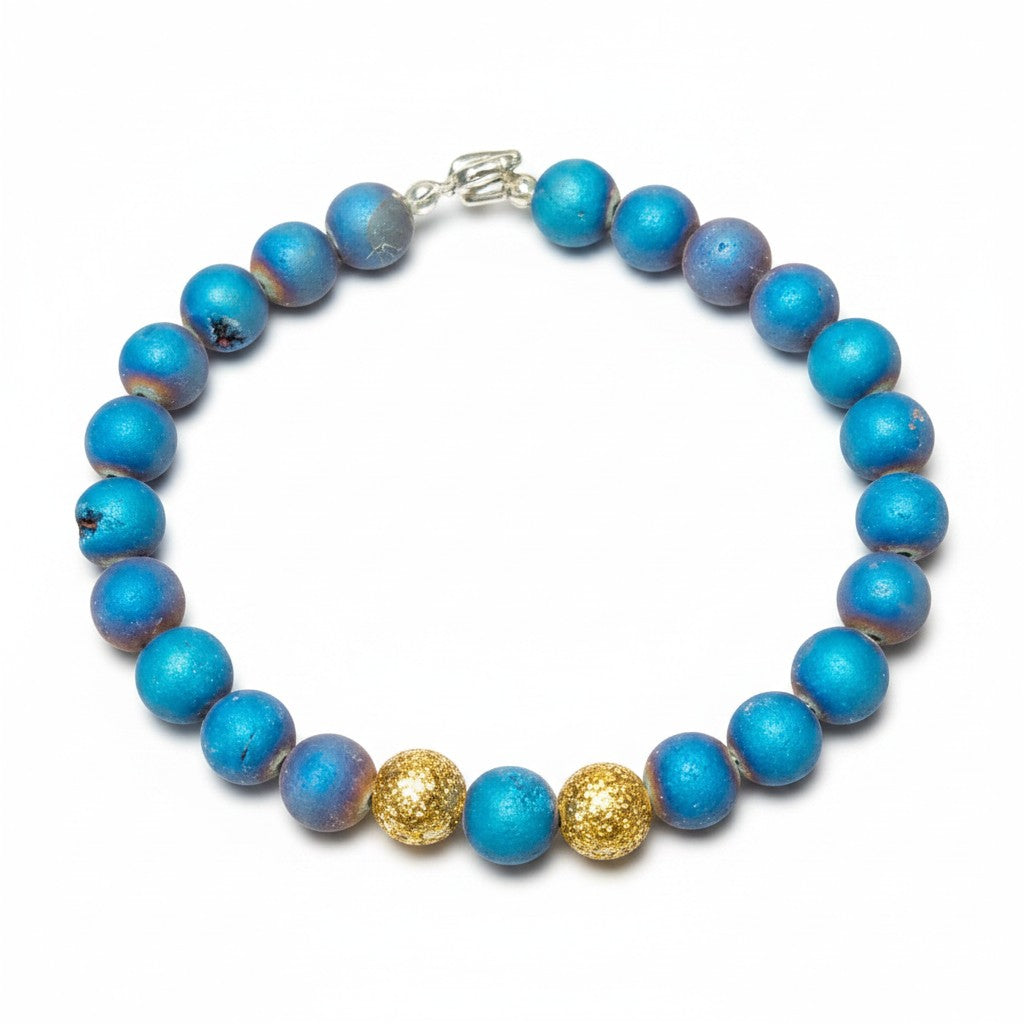Sinnikäs Armband aus blauem Geodenachat mit vergoldeten Akzenten und silbernem Verschluss. Einzigartige Muster.