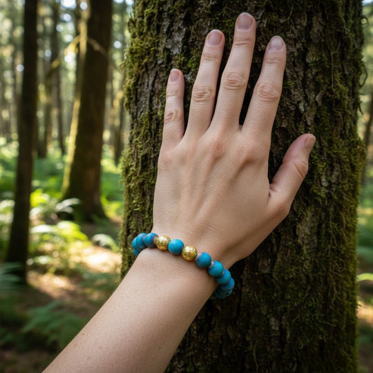 Sinnikäs Armband aus blauem Geodenachat mit vergoldeten Akzenten und silbernem Verschluss. Einzigartige Muster.