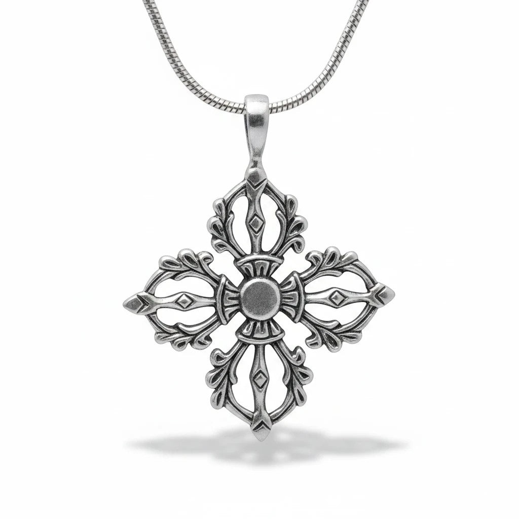 Sinnikäs Anhänger aus 925er Silber mit filigranem geometrischem Muster in rustikalem Design an einer Silberkette.
