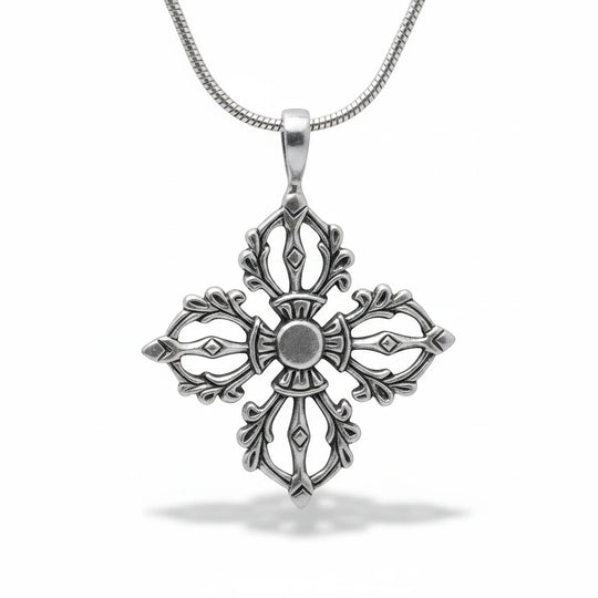 Sinnikäs Anhänger aus 925er Silber mit filigranem geometrischem Muster in rustikalem Design an einer Silberkette.