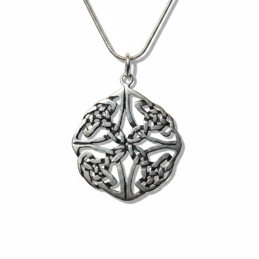 Runder Sinnikäs Anhänger mit keltischem Knoten aus 925er Silber an einer feinen Kette vor weißem Hintergrund