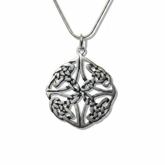 Runder Sinnikäs Anhänger mit keltischem Knoten aus 925er Silber an einer feinen Kette vor weißem Hintergrund