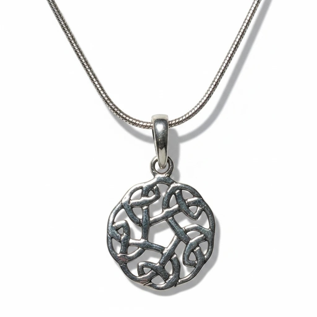 Runder Sinnikäs Anhänger mit keltischem Knoten aus 925er Silber an einer silbernen Schlangenkette