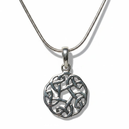 Runder Sinnikäs Anhänger mit keltischem Knoten aus 925er Silber an einer silbernen Schlangenkette