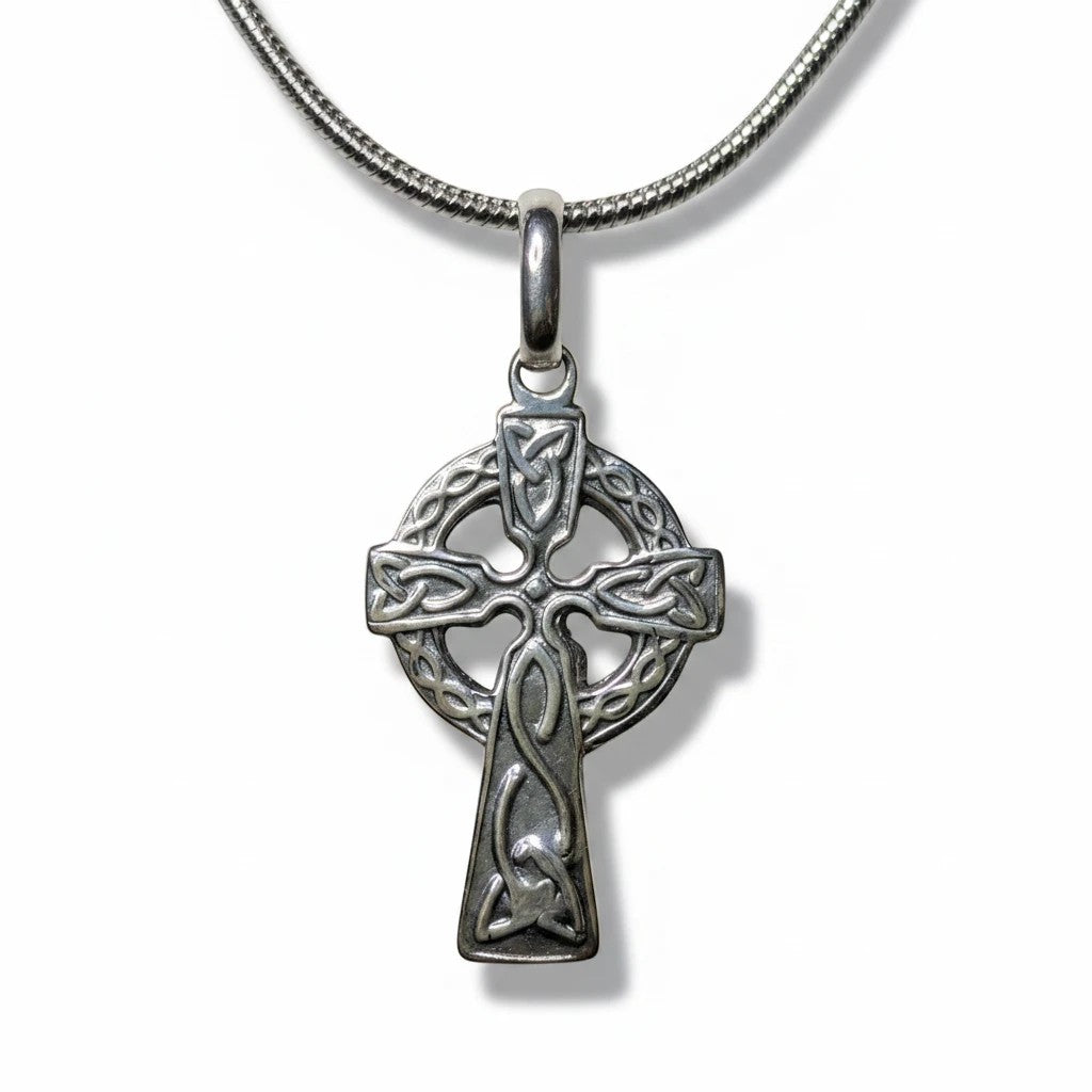 Sinnikäs Keltisches Kreuz Anhänger aus 925er Silber mit Triskele-Symbolik und filigranen Knotenmustern.