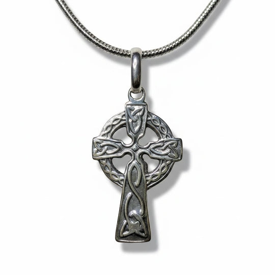 Sinnikäs Keltisches Kreuz Anhänger aus 925er Silber mit Triskele-Symbolik und filigranen Knotenmustern.