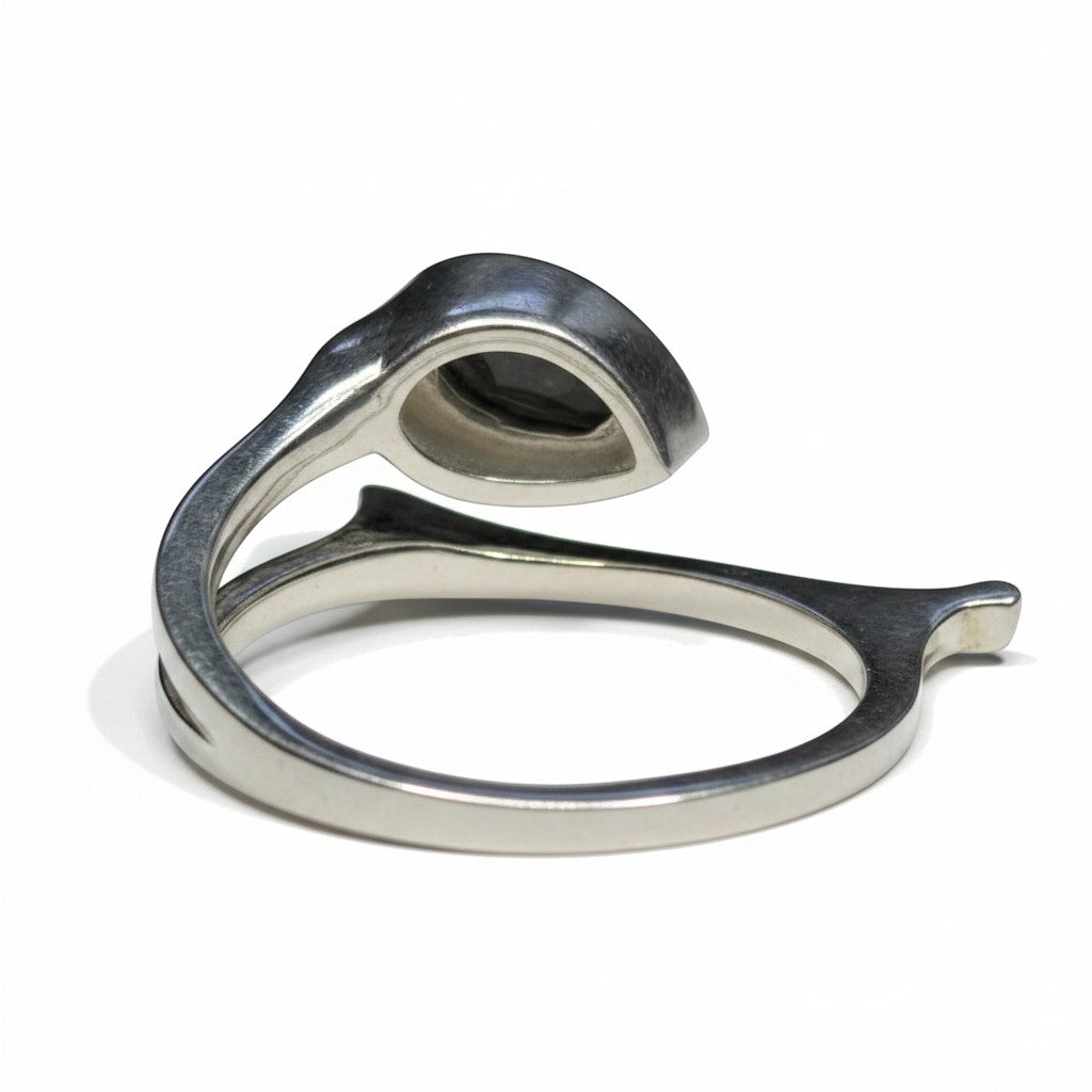 Sinnikäs Ring aus 925er Silber mit Labradorit und Krappenfassung, Größe 58
