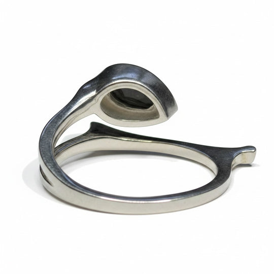 Sinnikäs Ring aus 925er Silber mit Labradorit und Krappenfassung, Größe 58