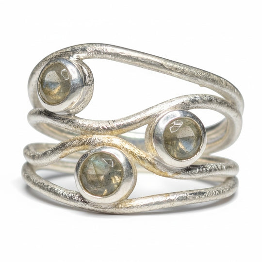 Sinnikäs Ring aus 925er Silber mit drei runden Labradoriten, Krappenfassung, wellenförmiges Design