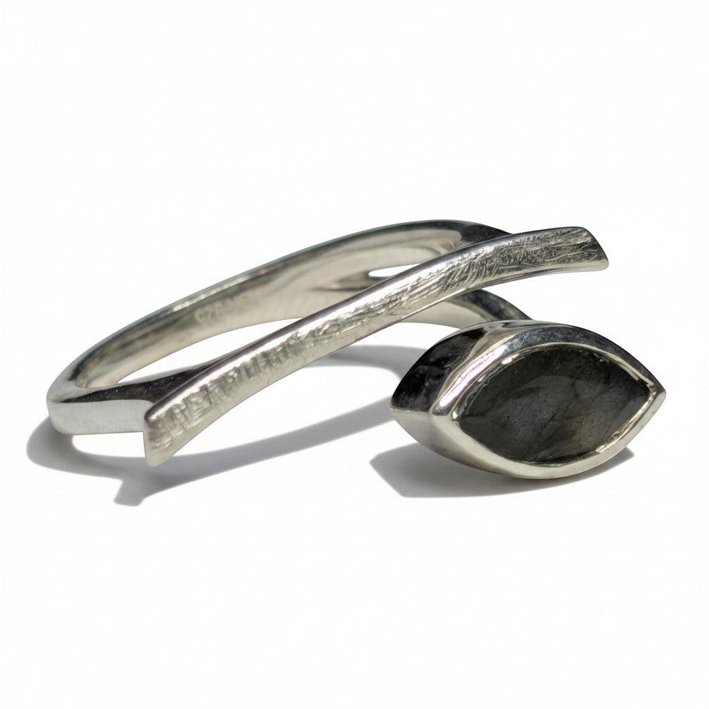 Sinnikäs Ring aus 925er Silber mit Marquiseschliff-Labradorit, Größe 58. Der Stein schimmert blau.