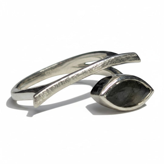 Sinnikäs Ring aus 925er Silber mit Marquiseschliff-Labradorit, Größe 58. Der Stein schimmert blau.