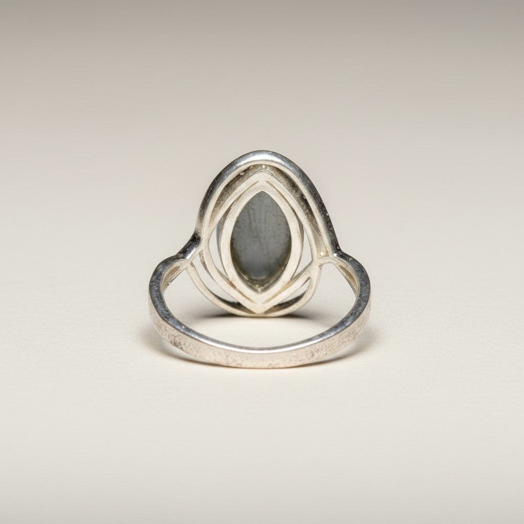 Sinnikäs Sterling-Silber Ring mit ovalem Labradorit-Stein, der grün-blaue Reflexe zeigt. Schlankes Design.