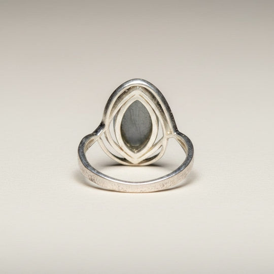 Sinnikäs Sterling-Silber Ring mit ovalem Labradorit-Stein, der grün-blaue Reflexe zeigt. Schlankes Design.