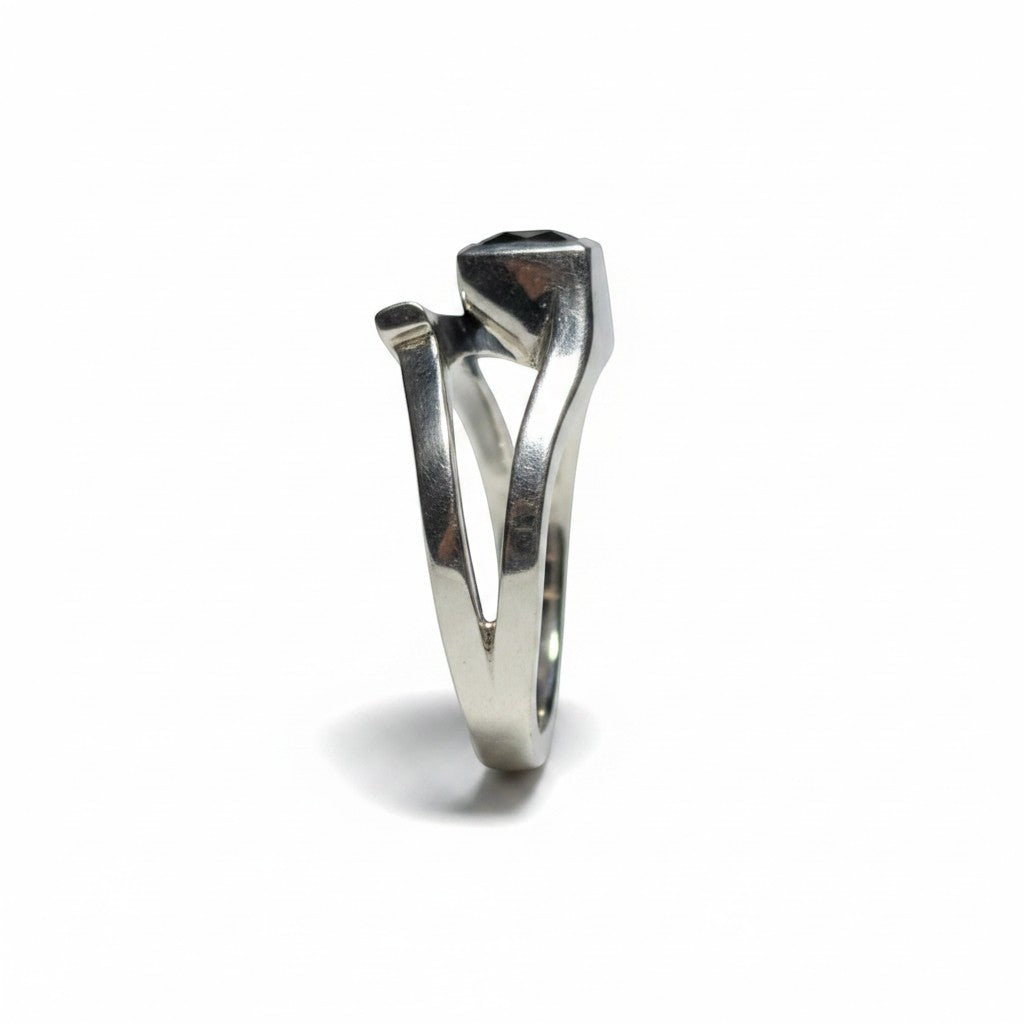 Sinnikäs Ring aus 925er Silber mit Labradorit, Krappenfassung, blauen Schimmer-Effekten, Größe 58
