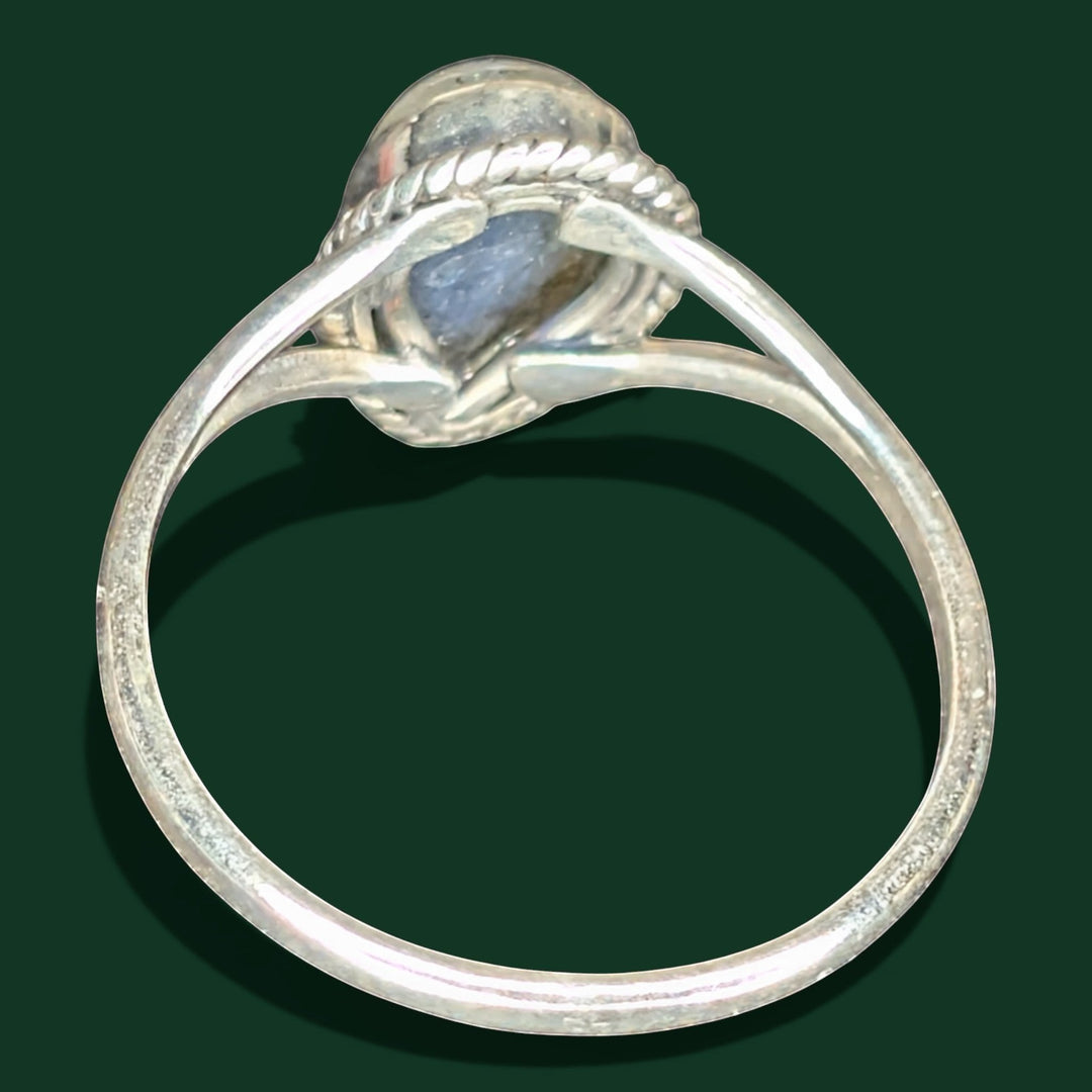 Schicker Ring aus Sterlingsilber mit einem tropfenförmigen blauen Labradorit, Größe 55.