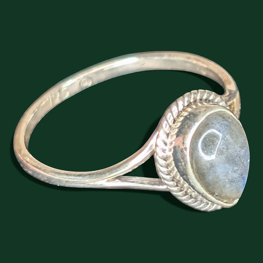 Schicker Ring aus Sterlingsilber mit einem grauen Labradorit in Tropfenform, Größe 55.