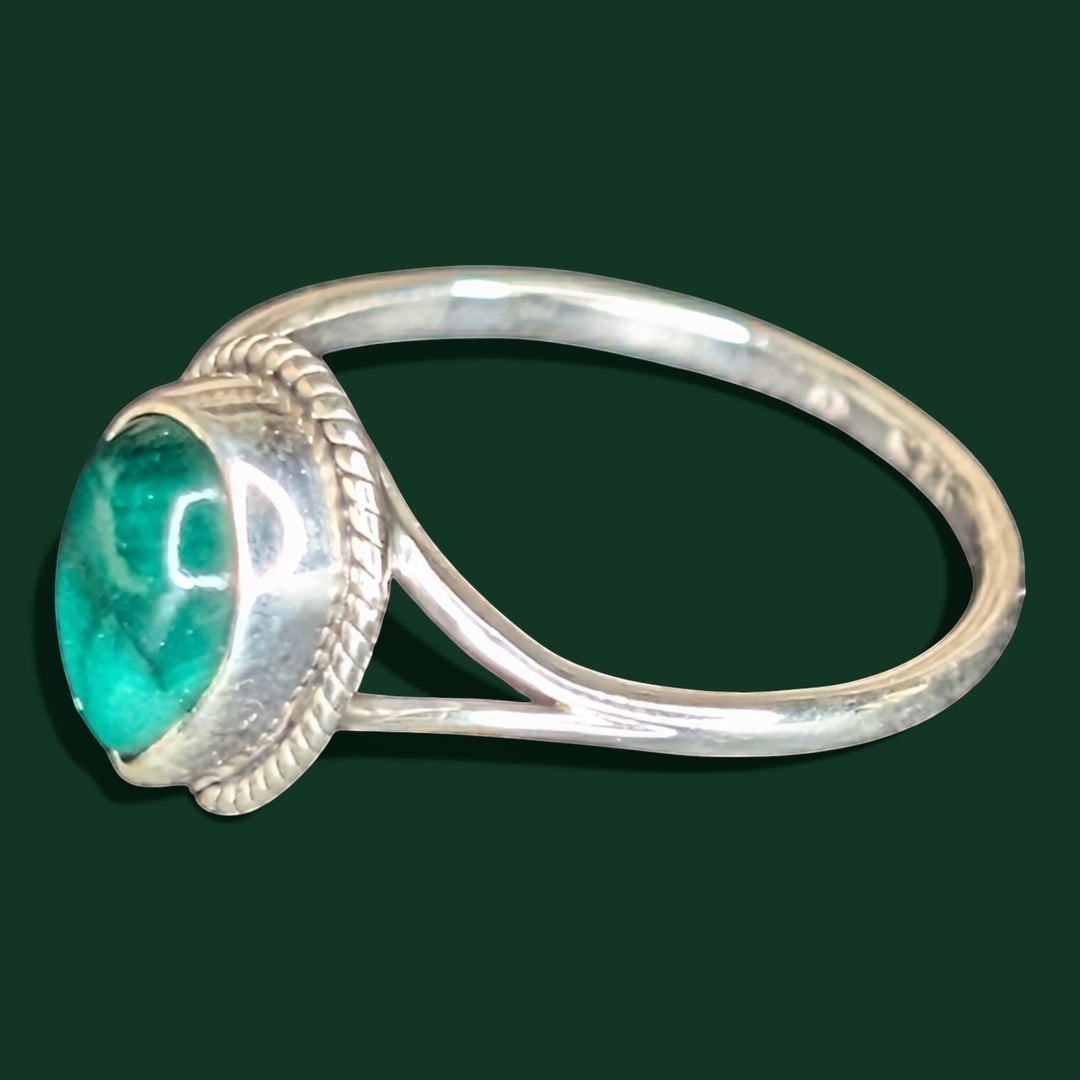 Ein stilvoller Ring aus Sterlingsilber mit einem grünen Malachit-Stein in Tropfenform und einer Zierleiste im Seil-Design.