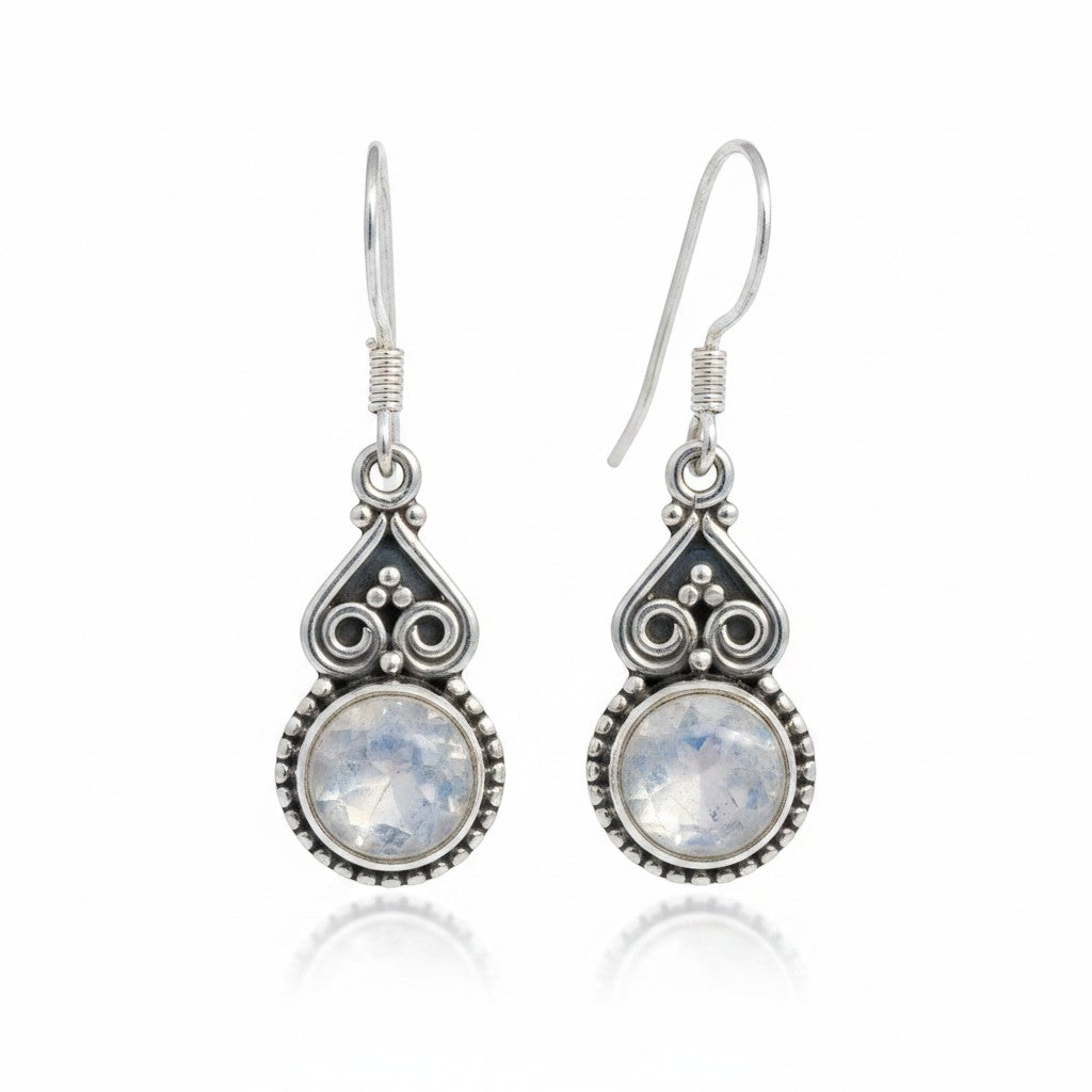 Sinnikäs Mondstein Ohrhänger aus Sterling-Silber 925 mit rhodinierter Oberfläche und filigraner Fassung, schimmerndes blau-weißes Glanzspiel.
