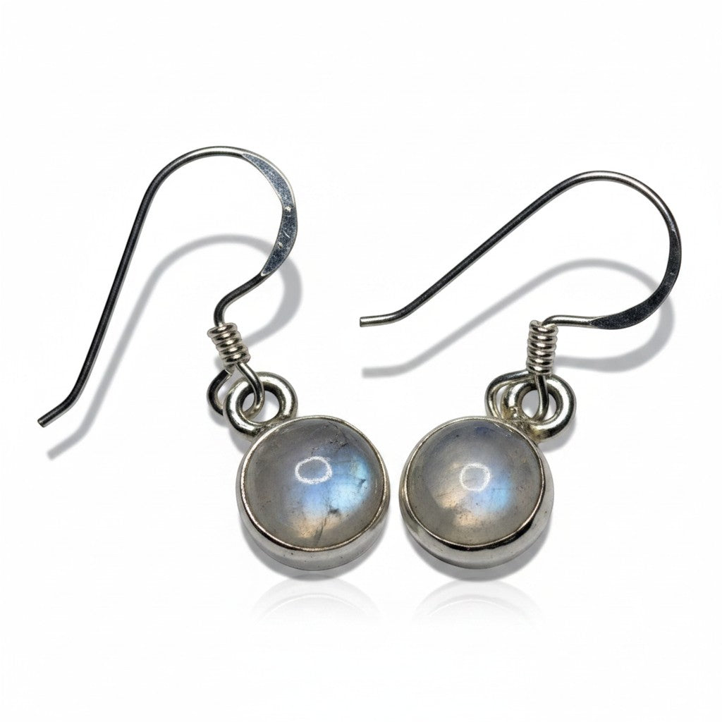 Sinnikäs Mondstein Ohrhänger aus 925er Silber, runde, milchig-transluzente Steine mit blauem Schimmer, Sterling-Silberfassung.