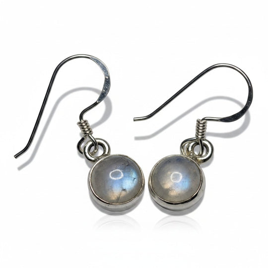 Sinnikäs Mondstein Ohrhänger aus 925er Silber, runde, milchig-transluzente Steine mit blauem Schimmer, Sterling-Silberfassung.