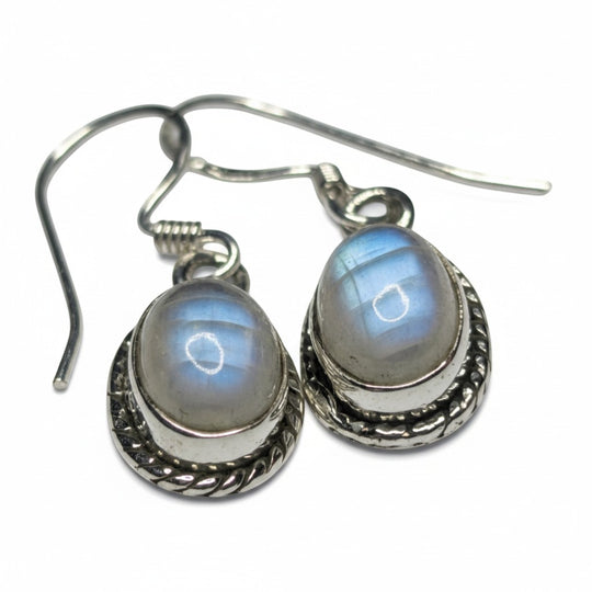 Sinnikäs Mondstein Ohrhänger aus 925er Silber, oval geschliffener Stein mit blau-weissem Schimmer, Sterling-Silberfassung mit Zopfmuster.