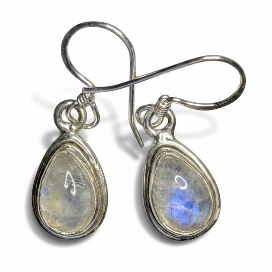 Sinnikäs Ohrhänger aus Sterling-Silber mit facettiertem Mondstein im Tropfen-Schliff, schimmernd in Blau und Weiß.