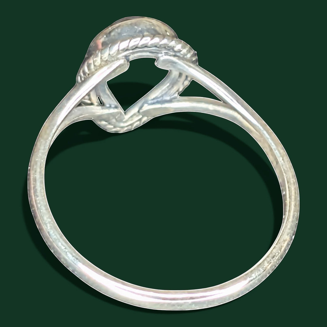 Ein stilvoller Ring aus Sterlingsilber mit einem dunklen Obsidian-Stein in Tropfenform, der in einer gewundenen Seilfassung eingefasst ist. Elegantes Design.