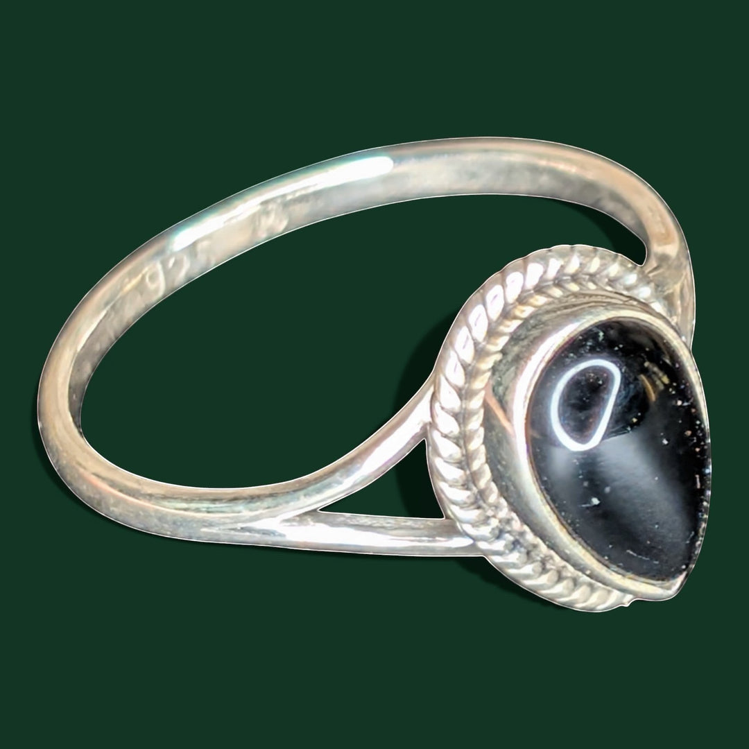 Schicker Ring aus Sterlingsilber mit einem tropfenförmigen schwarzen Obsidian-Stein, Größe 54.