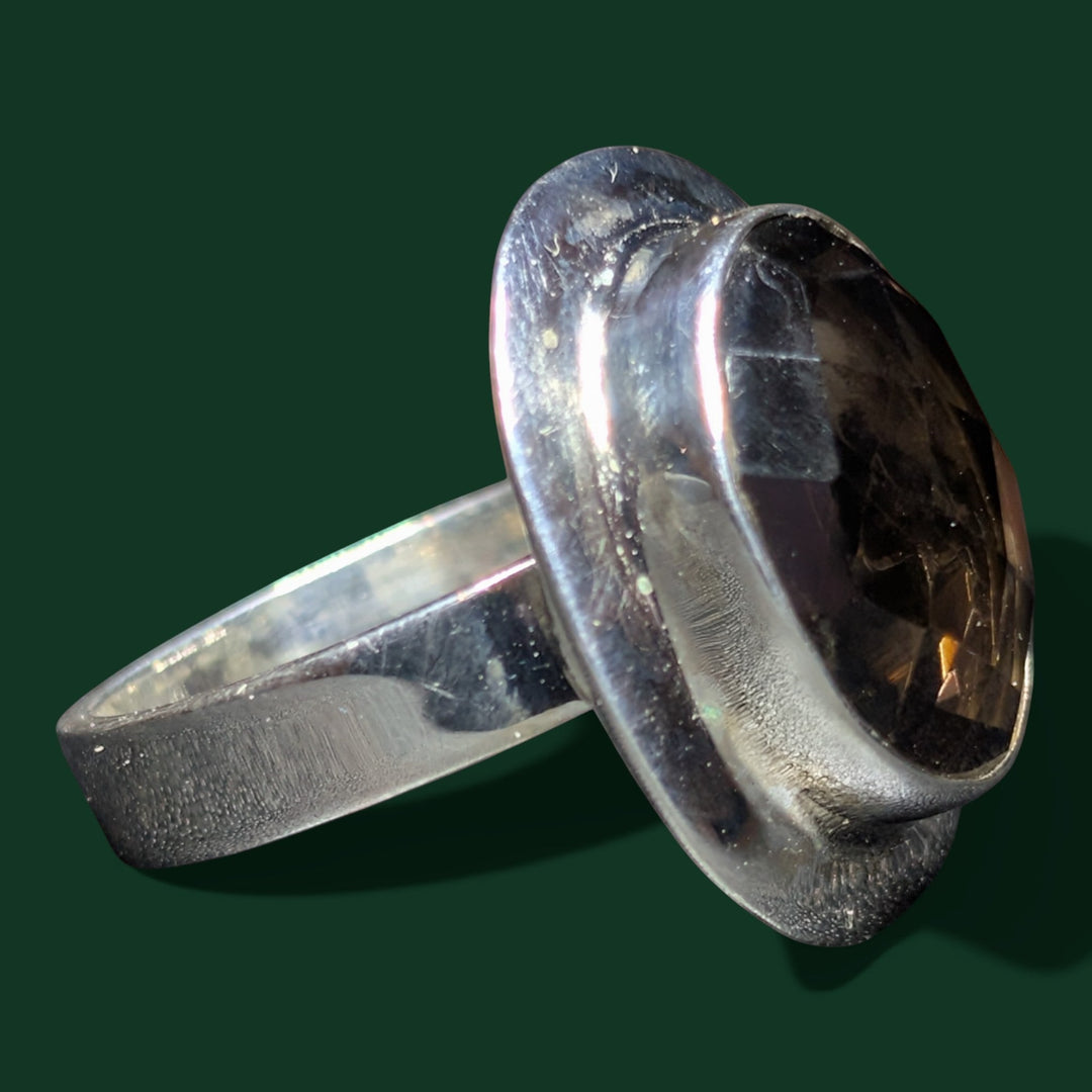 Sinnikäs Ring aus rhodiniertem Sterling-Silber mit ovalem, facettiertem Rauchquarz. Zeitlose Eleganz für jeden Anlass.