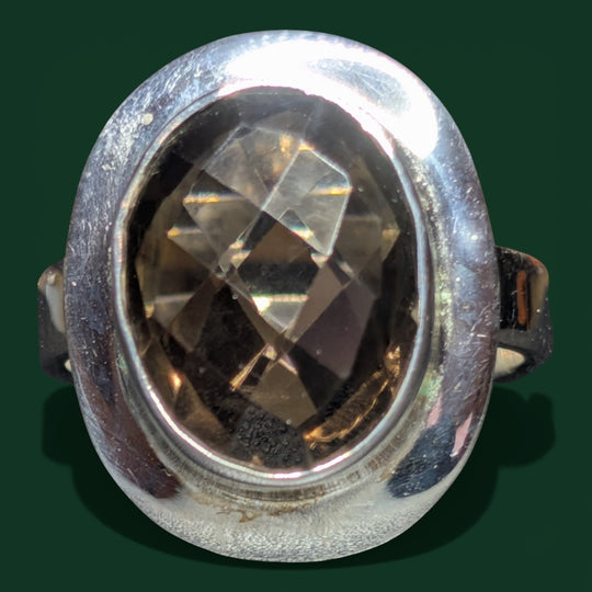 Sinnikäs oval facettierter Rauchquarz Ring aus rhodiniertem Sterling-Silber, Größe 60.
