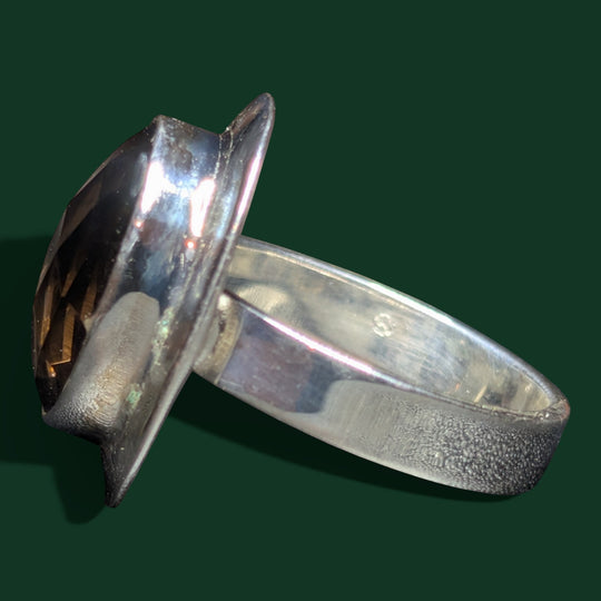 Sinnikäs Ring aus rhodiniertem Sterling-Silber mit ovalem, facettiertem Rauchquarz und klaren Linien.