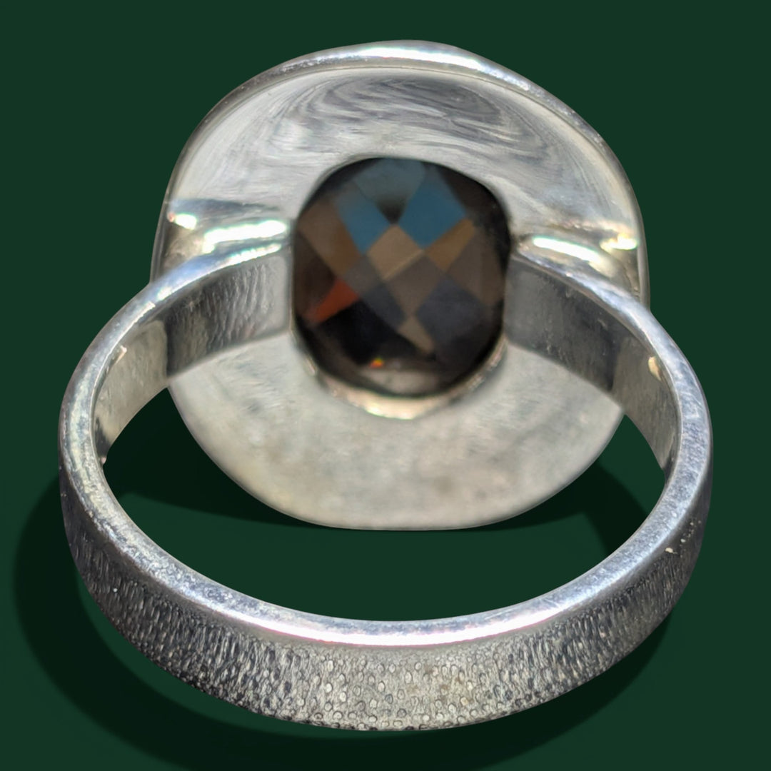 Sinnikäs oval facettierter Rauchquarz Ring aus rhodiniertem Sterling-Silber (925) mit klaren Linien und sicherer Fassung.