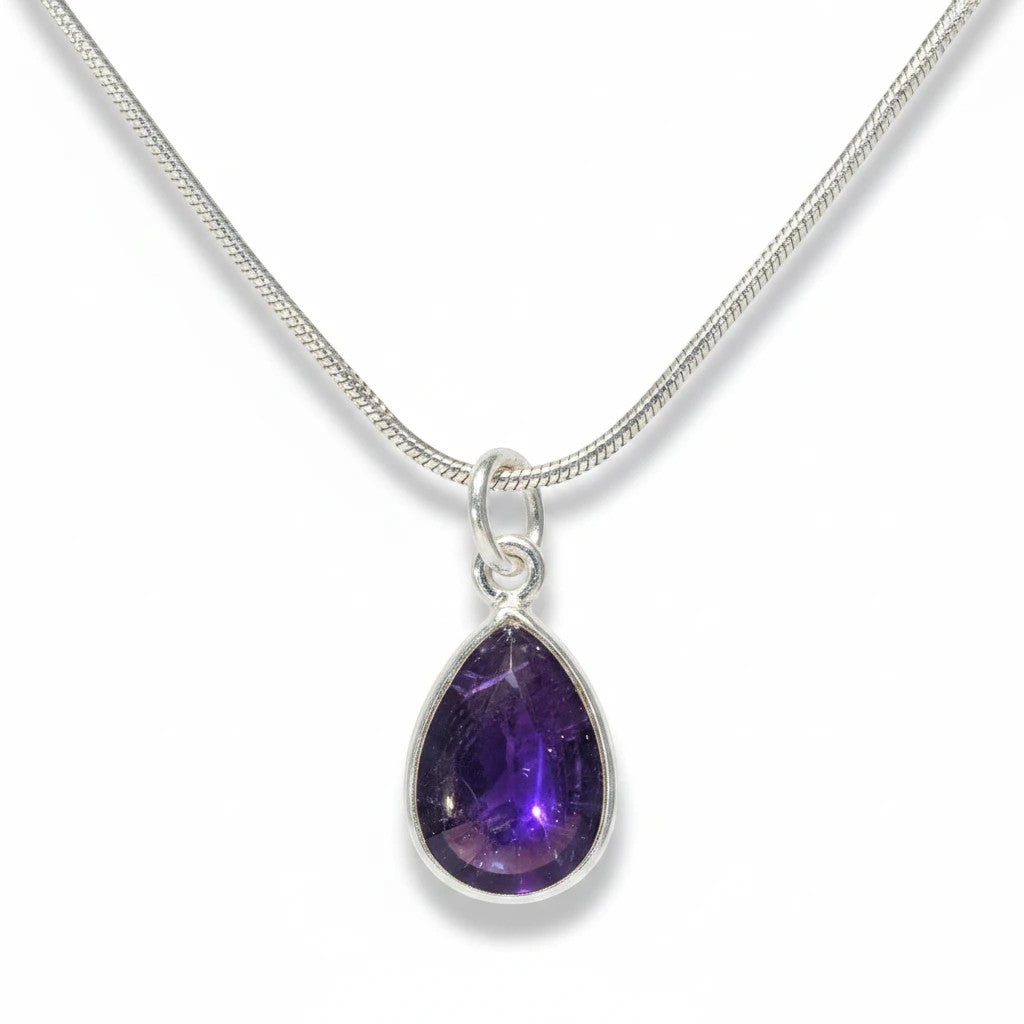 Sinnikäs Damen-Anhänger aus 925er Silber mit tropfenförmigem, violettem Amethyst an einer feinen Schlangenkette