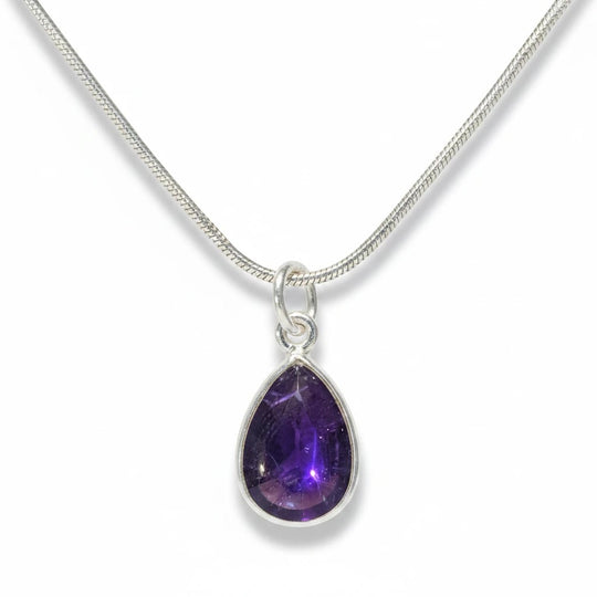 Sinnikäs Damen-Anhänger aus 925er Silber mit tropfenförmigem, violettem Amethyst an einer feinen Schlangenkette