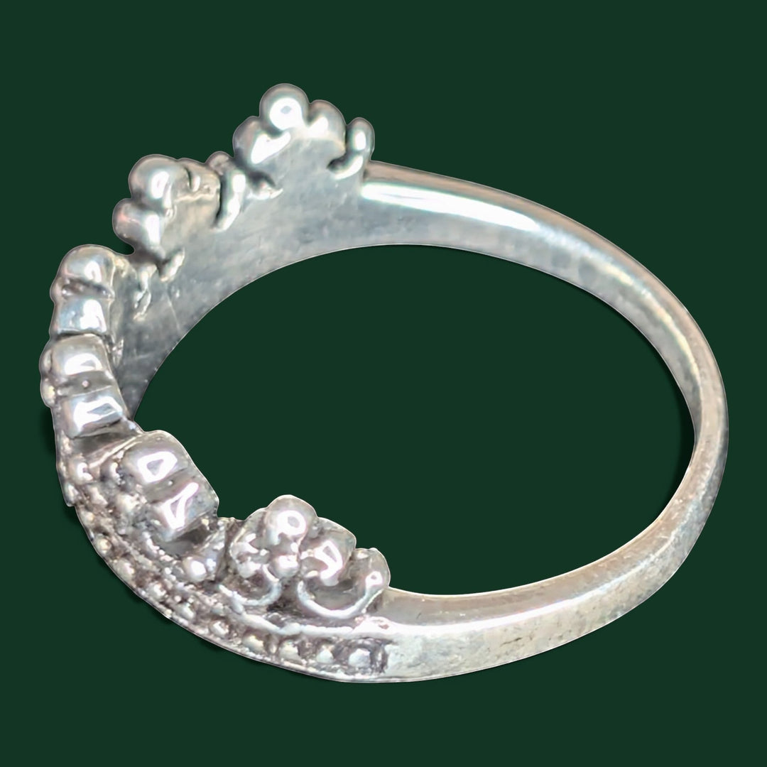 Schicker Ring aus Sterlingsilber mit einem detailreichen Blumenkranz-Motiv. Größe 56.