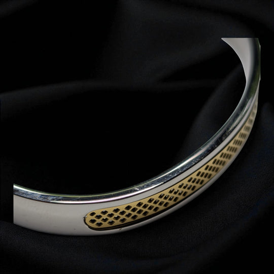 Sinnikäs silberner Edelstahl-Armreif mit goldfarbenem Gittermuster, schlichtes Design, 7cm Durchmesser