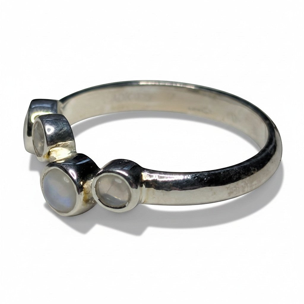 Sinnikäs Silberring mit Labradorit und Zirkonia, Größe 60. Der Ring zeigt zwei farbige Labradoritsteine und zwei funkelnde Zirkonias.